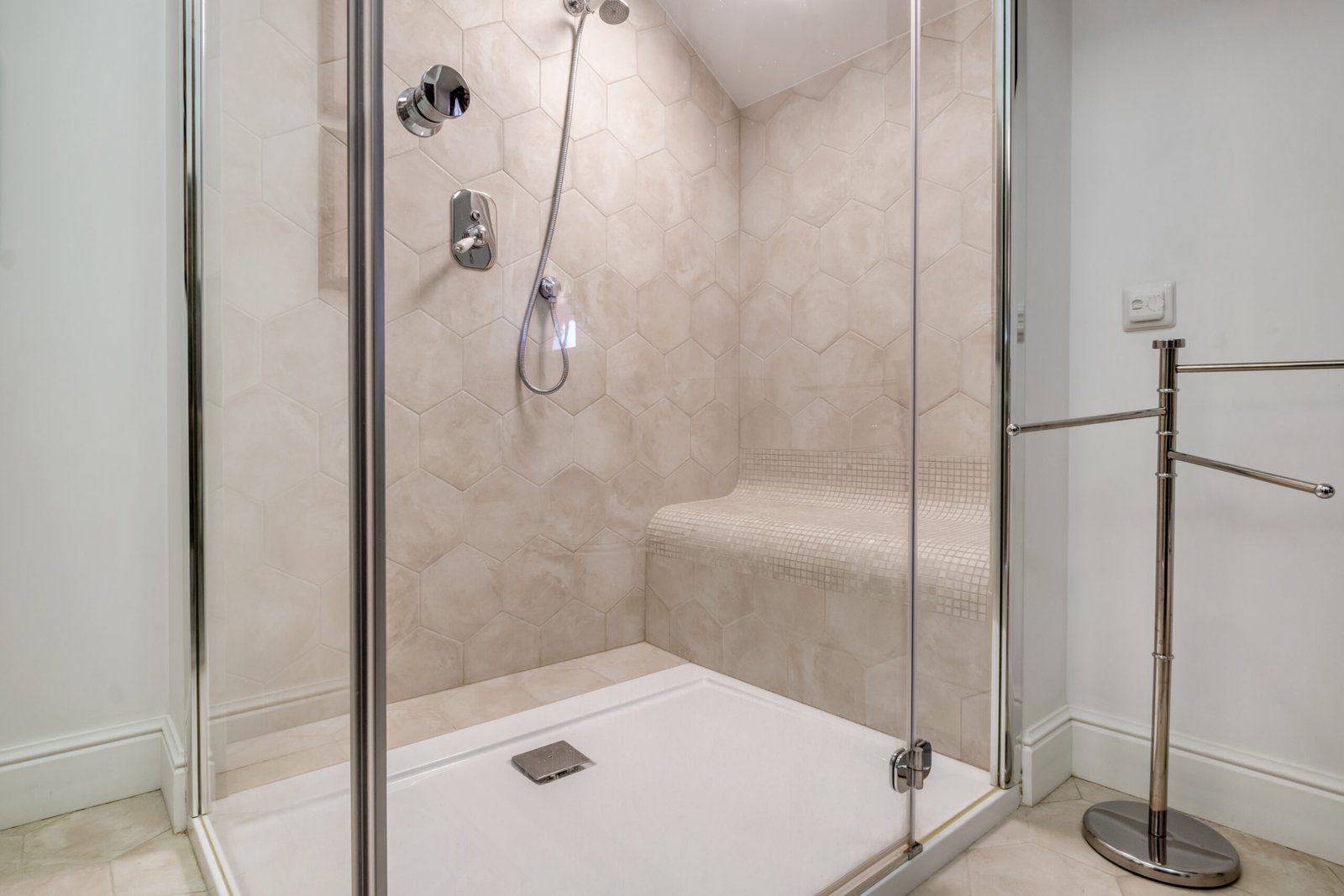 Receveur de douche extra-plat : avantages et pose