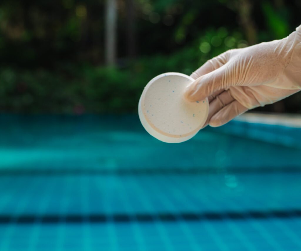 Traitement chimique piscine : guide complet chlore, brome et sel