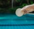 Traitement chimique piscine : guide complet chlore, brome et sel