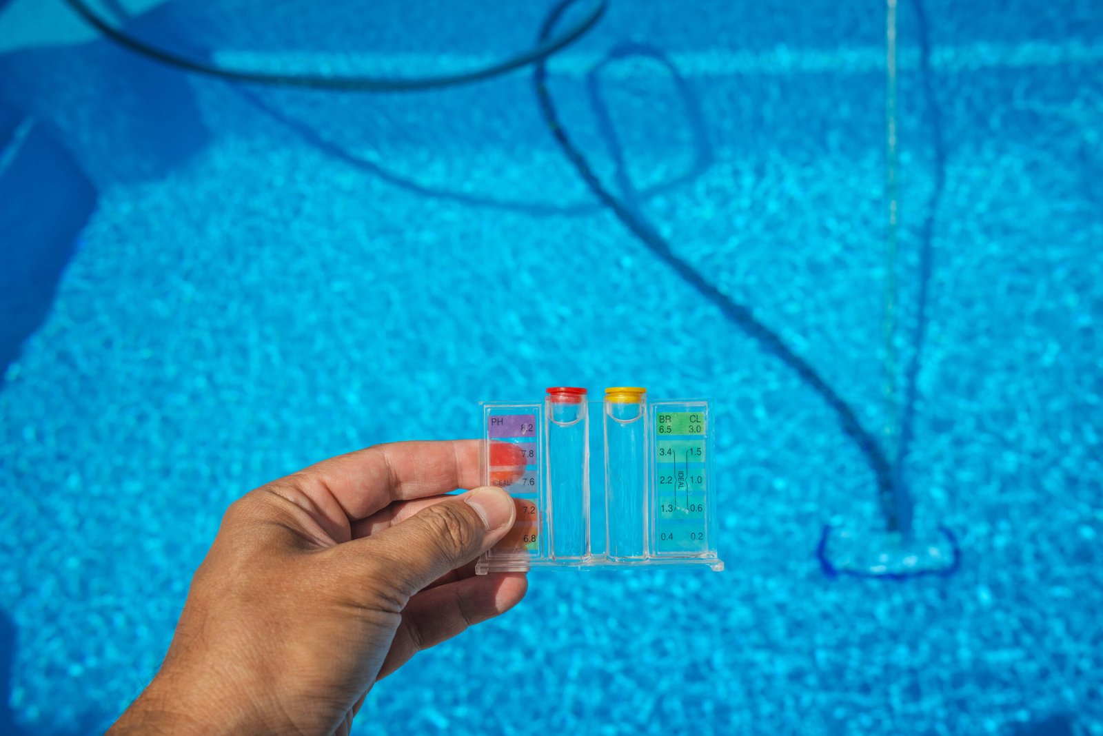 Traitement chimique piscine : guide complet chlore, brome et sel