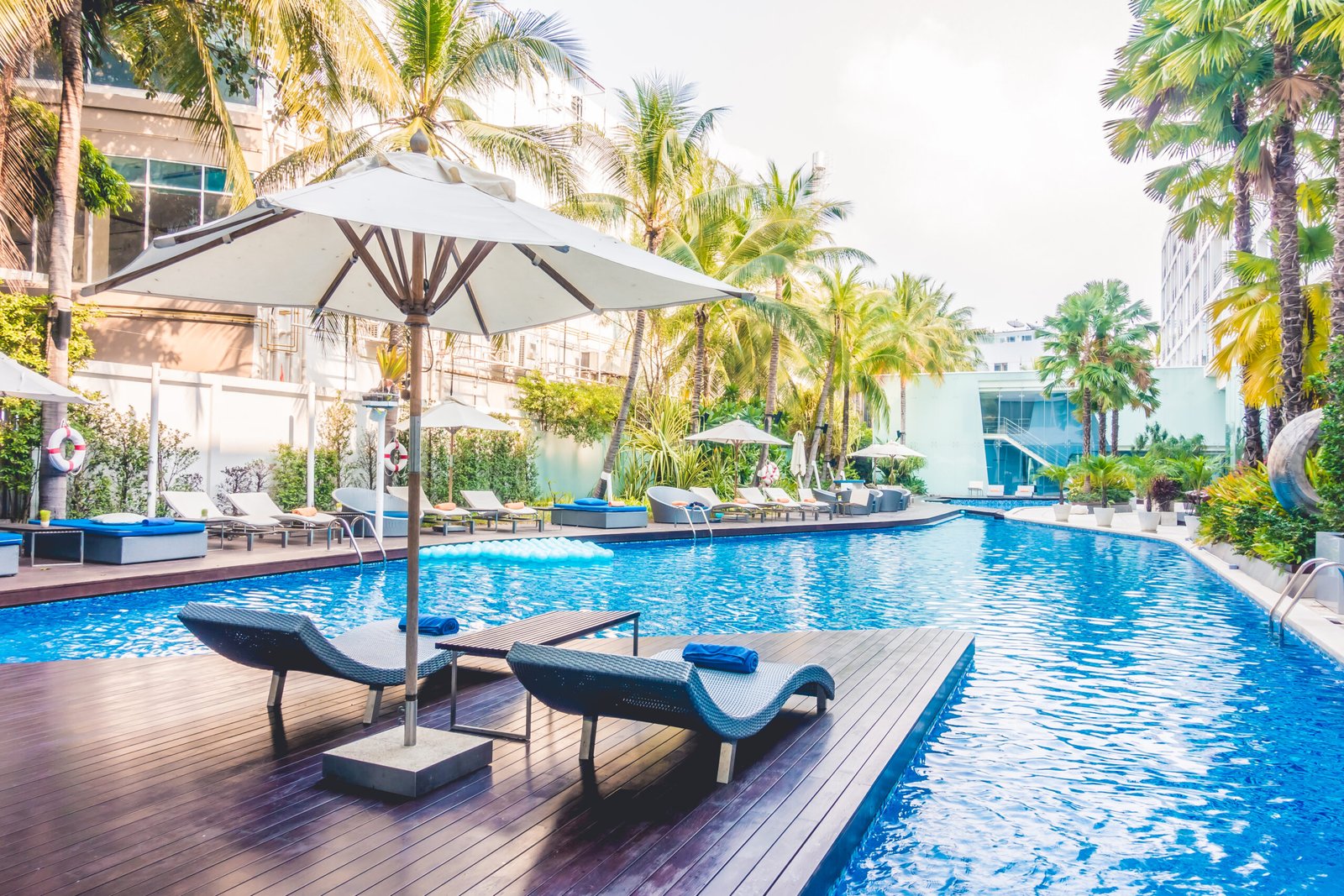 Matériel extérieur piscine : tout ce qu'il faut pour un tour de bassin parfait