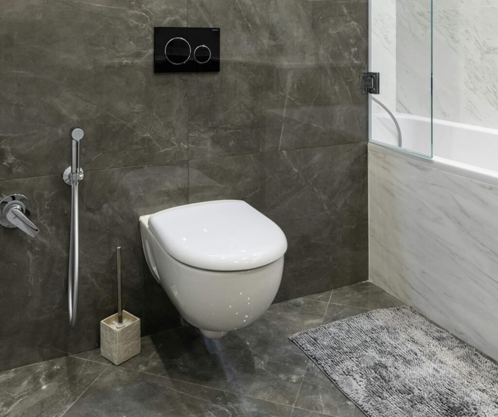Plaque de commande WC : comment la choisir et l'installer ?