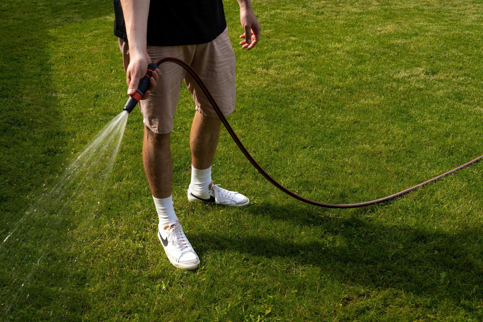 Tuyau d'arrosage anti-torsion : comparatif complet des matériaux