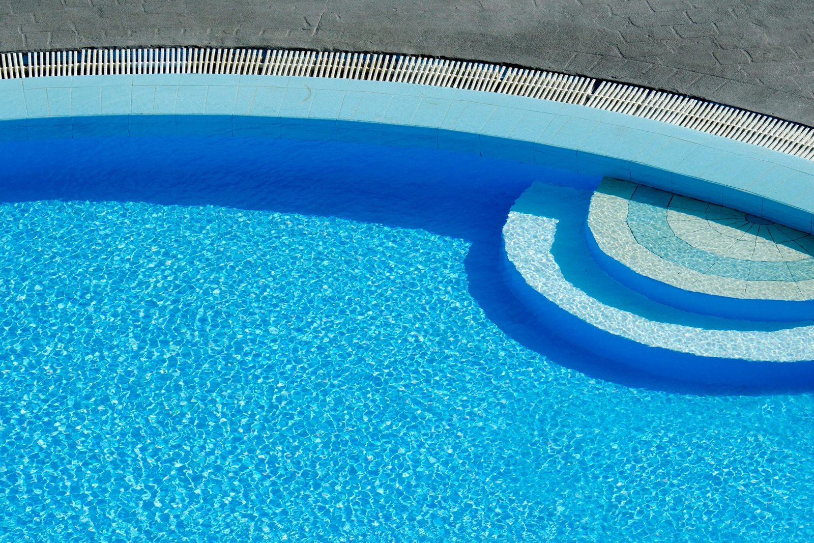Pompe doseuse piscine : injecter les produits chimiques automatiquement