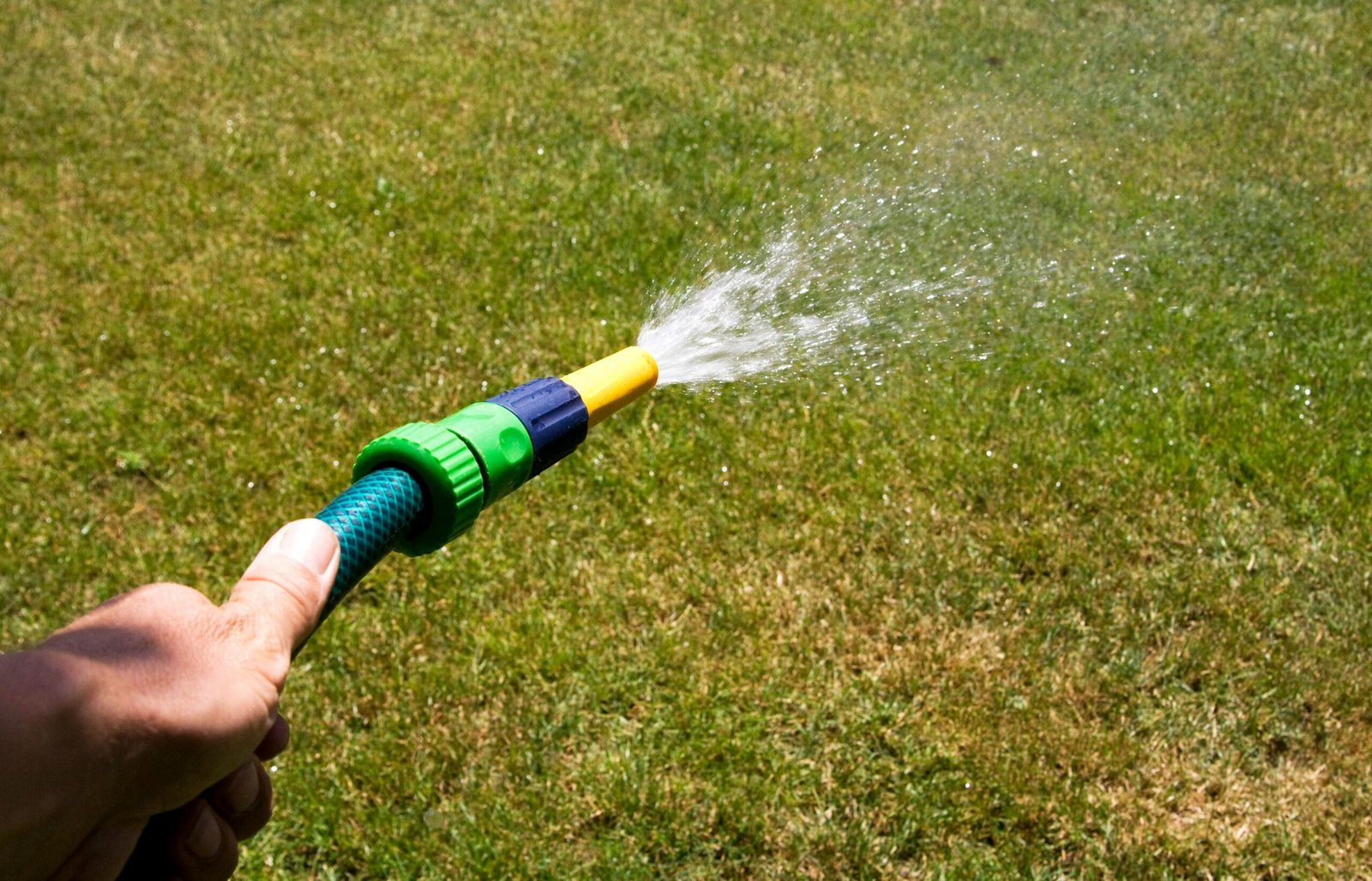 Tuyau d'arrosage anti-torsion : comparatif complet des matériaux