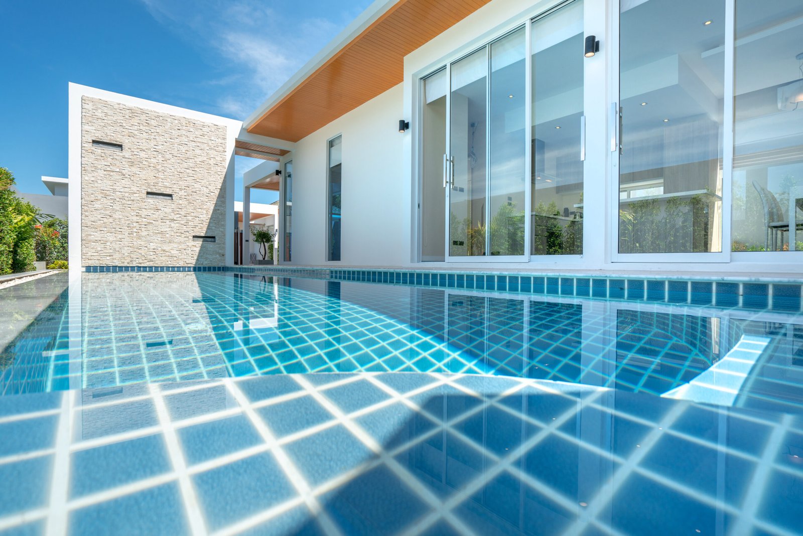 Matériel extérieur piscine : tout ce qu'il faut pour un tour de bassin parfait