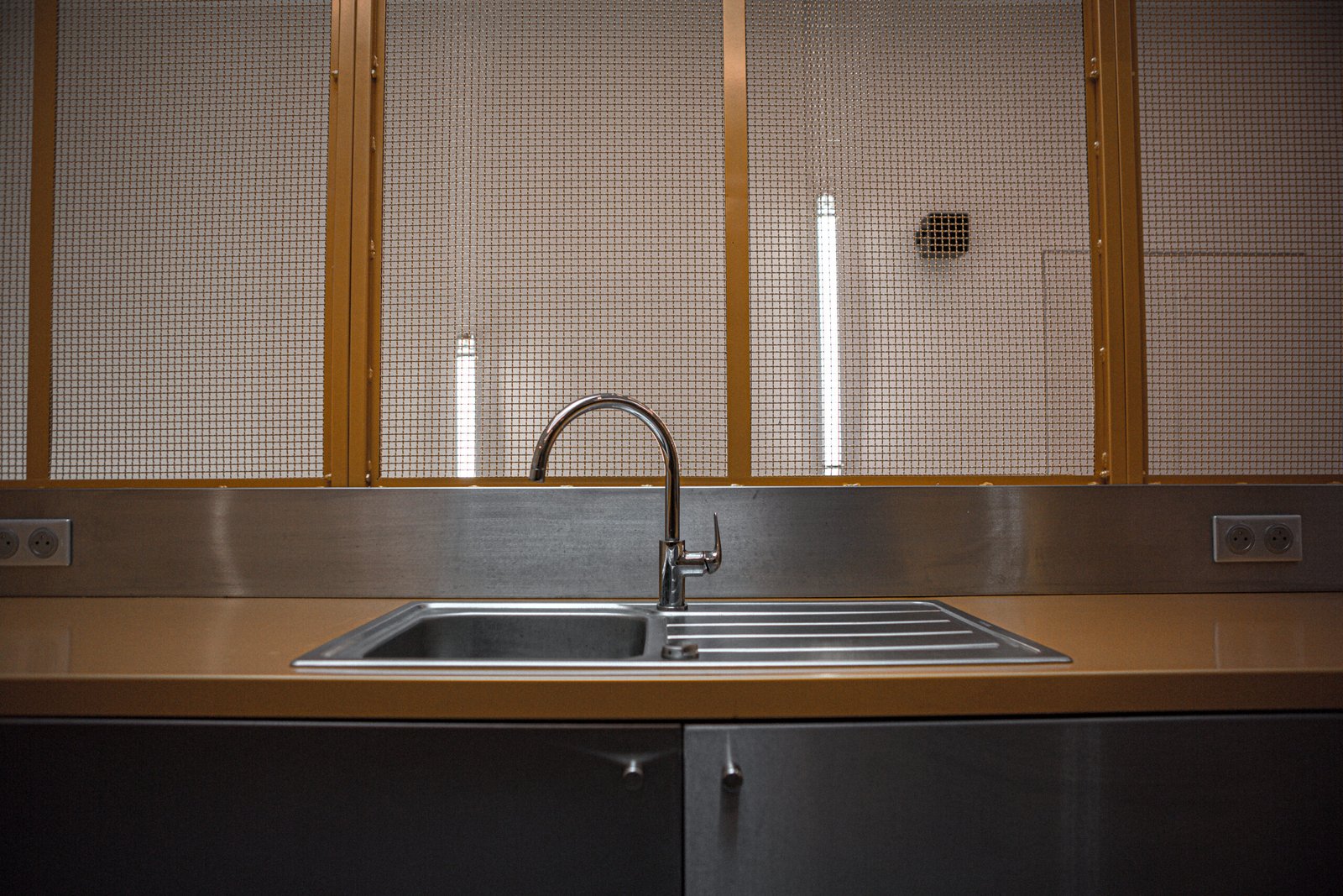 Évier sous plan : installation et avantages esthétiques