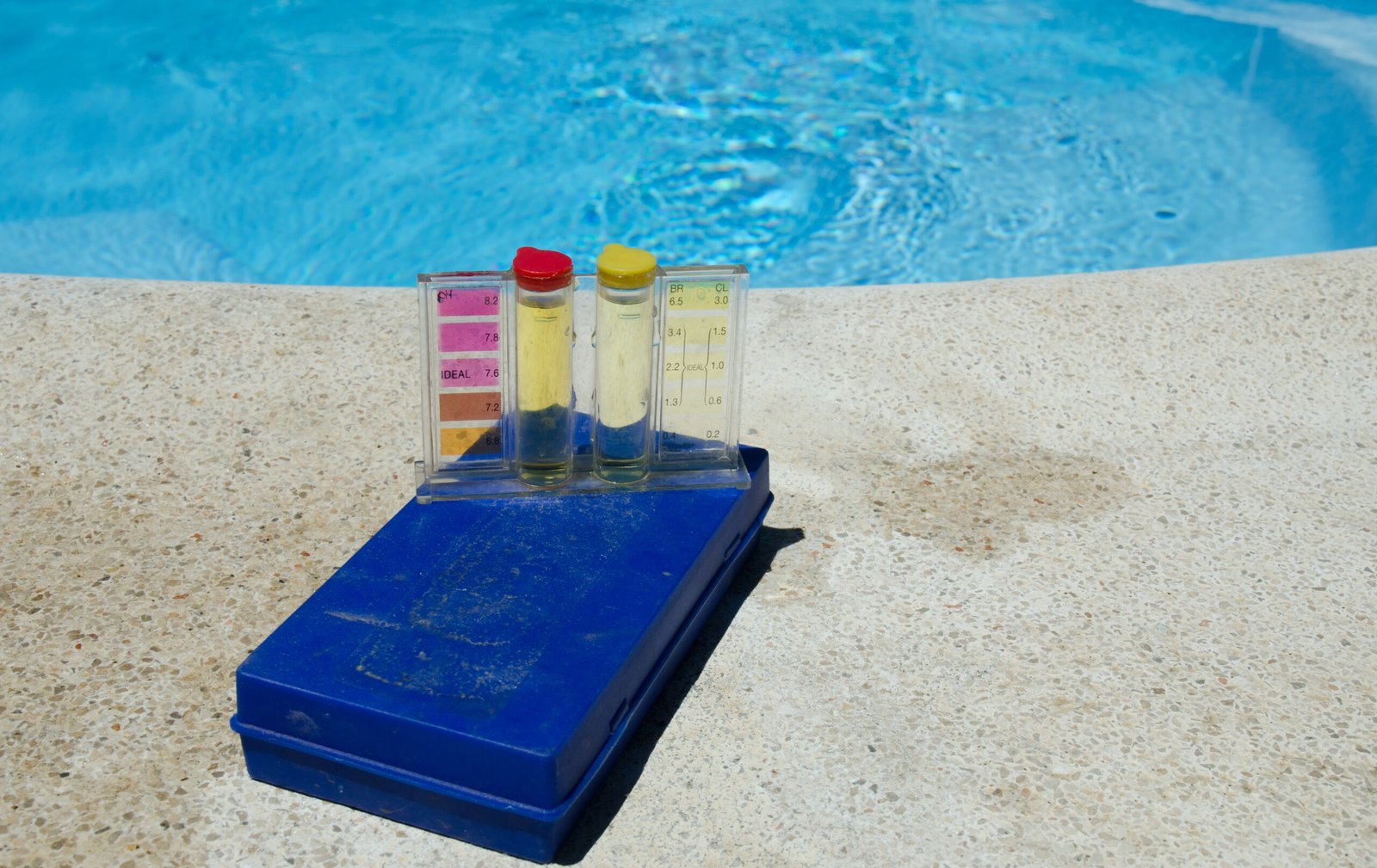 Traitement chimique piscine : guide complet chlore, brome et sel