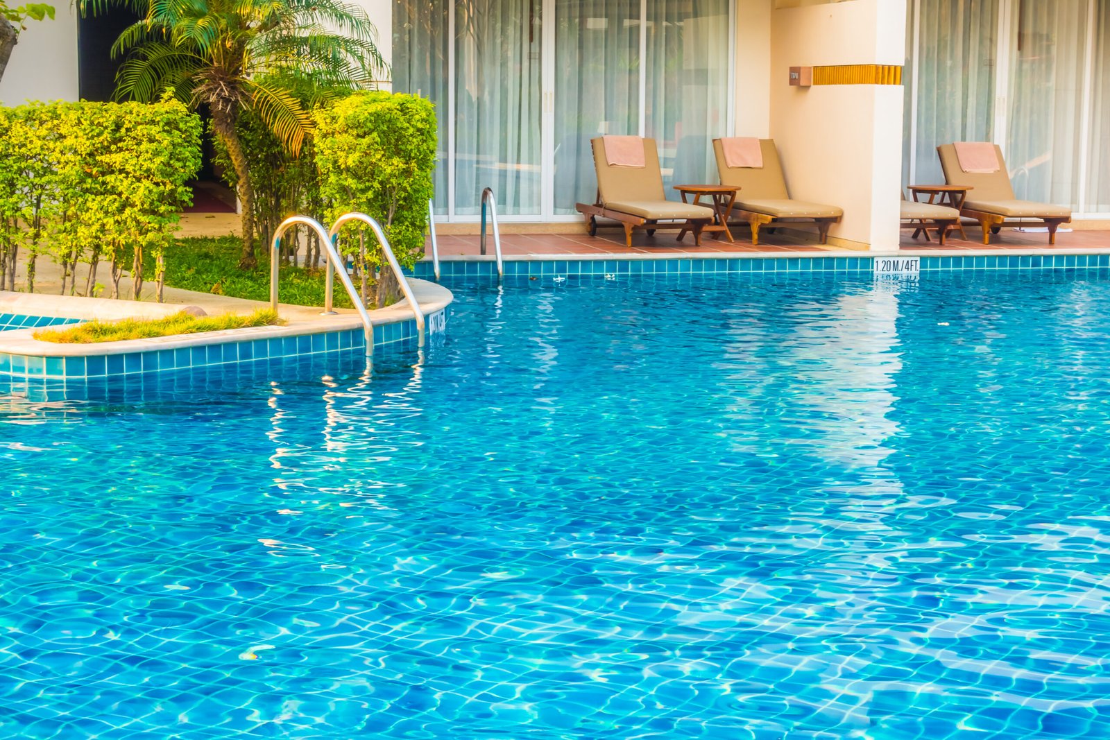 Matériel extérieur piscine : tout ce qu'il faut pour un tour de bassin parfait