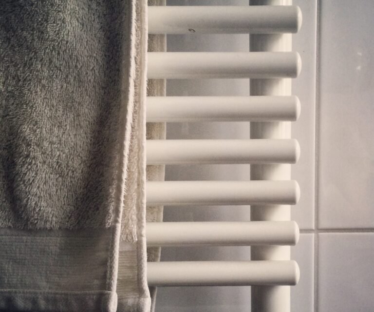 Porte-serviette chauffant eau chaude : installer sans électricité