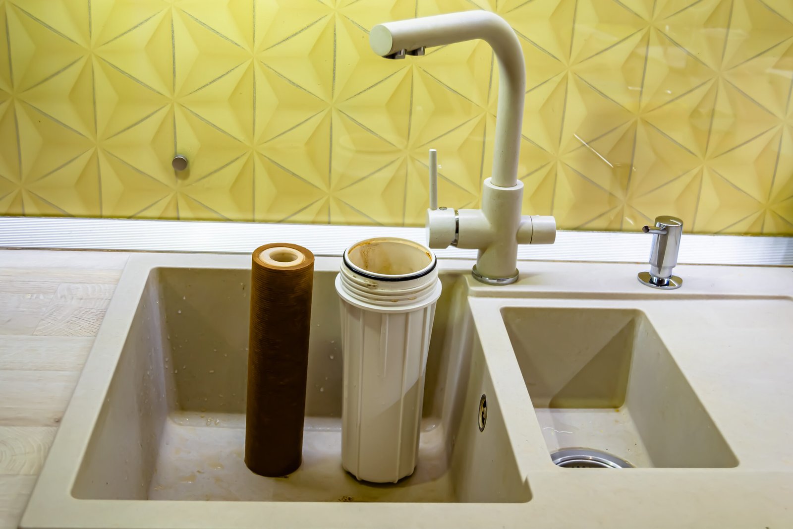 Robinet osmoseur sous évier : installation et raccordement pas à pas